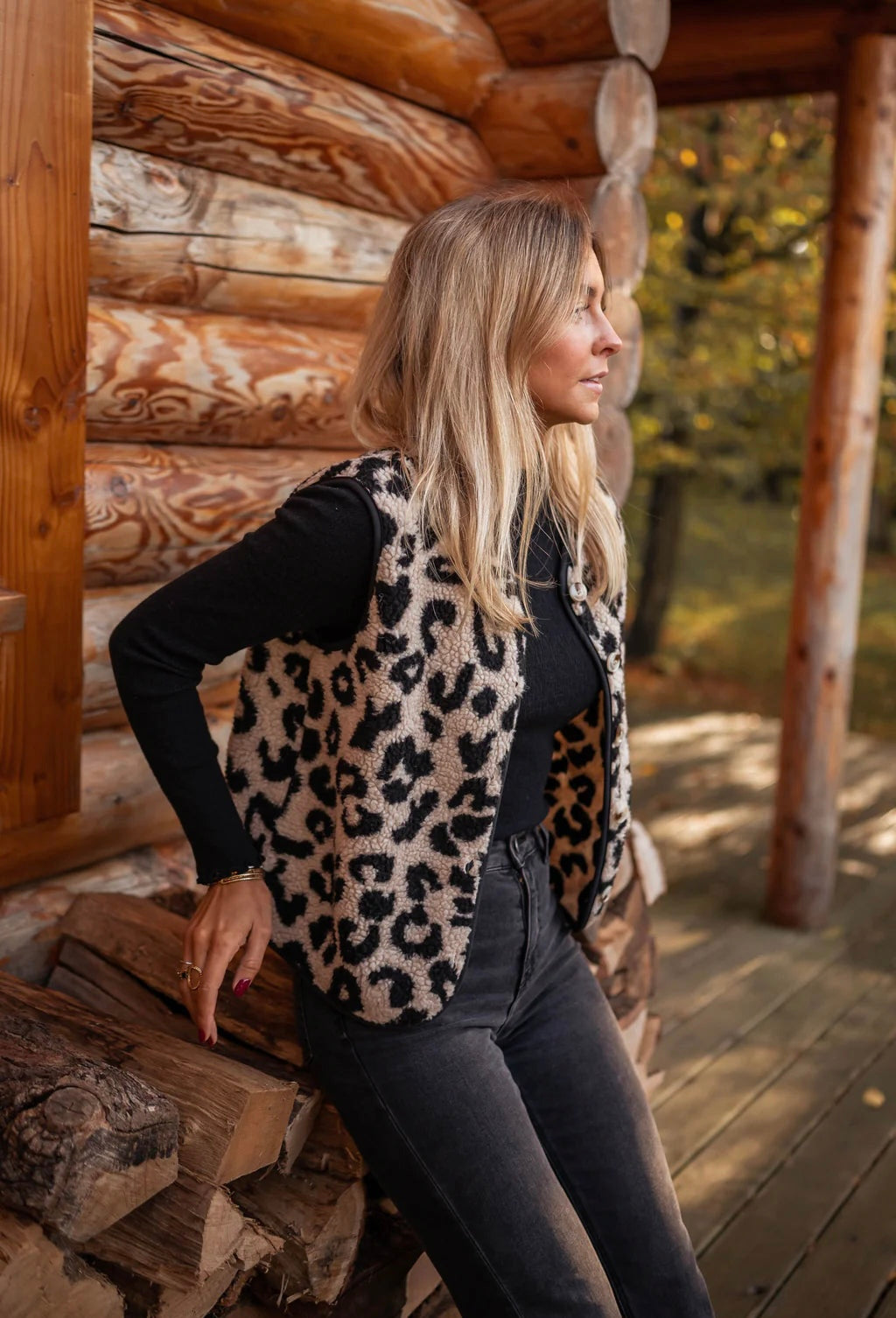 Women's knitted vest with leopard print and button closure