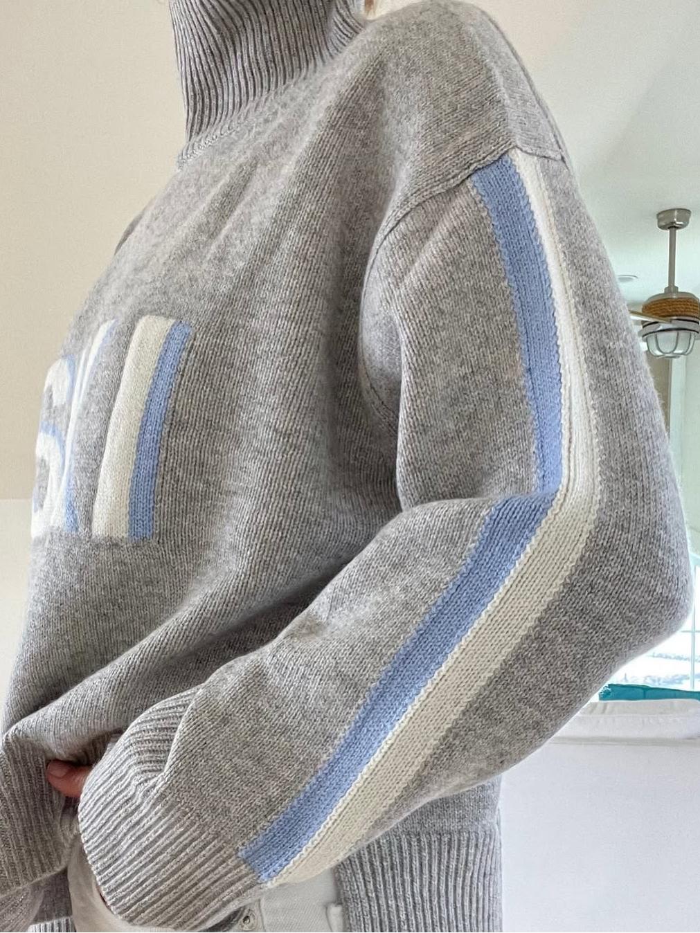 Vintage-Inspired Turtleneck Sweater for Skiing