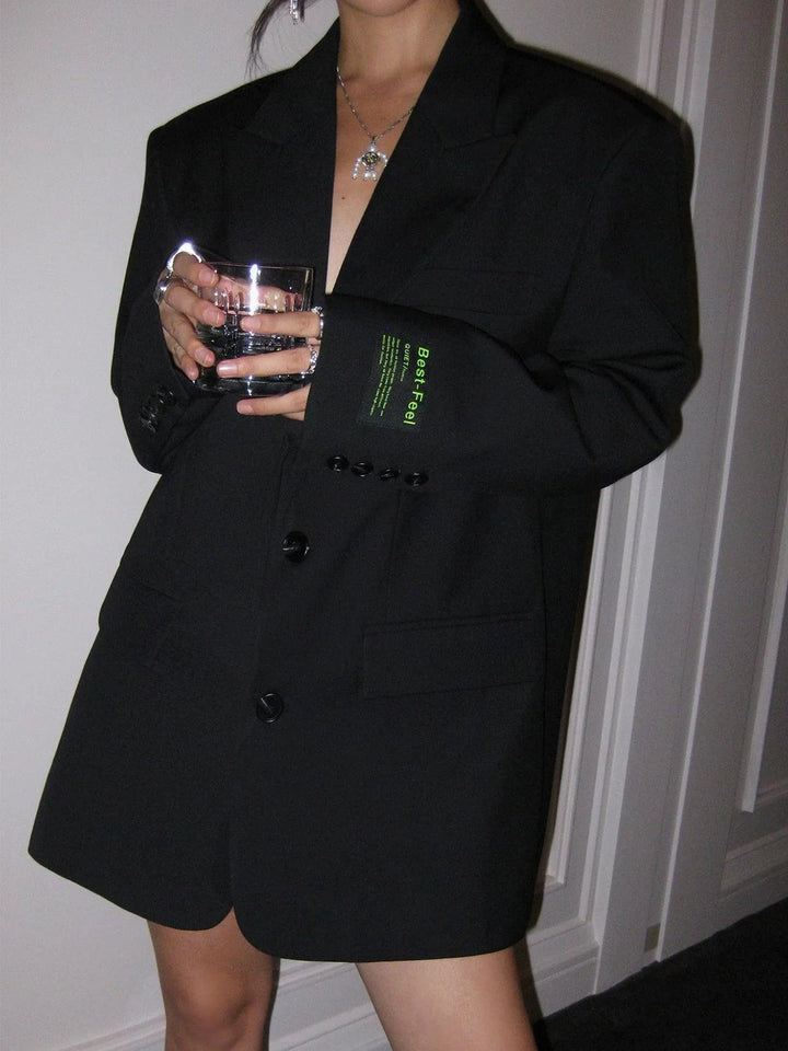 Oversized-style women's blazer with buttons