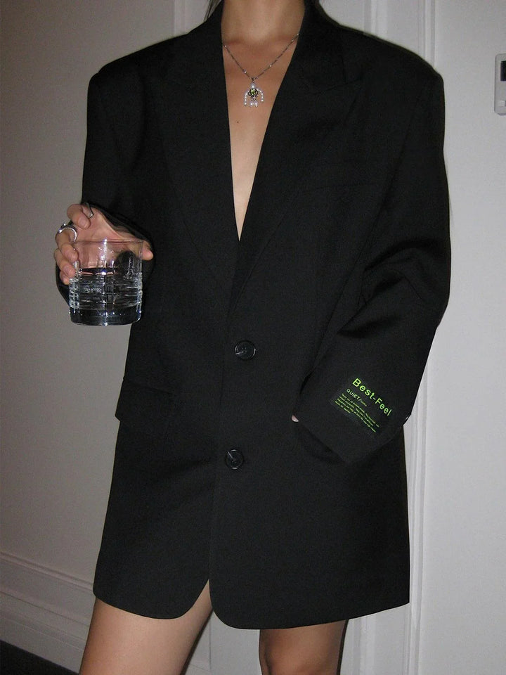Oversized-style women's blazer with buttons