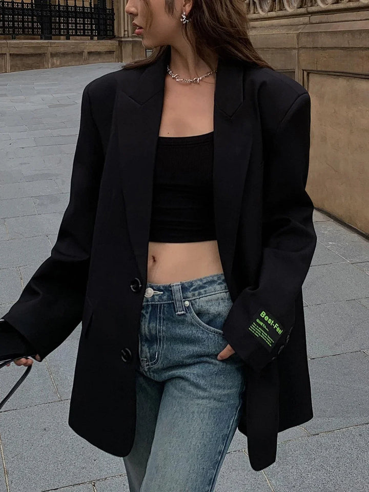 Oversized-style women's blazer with buttons