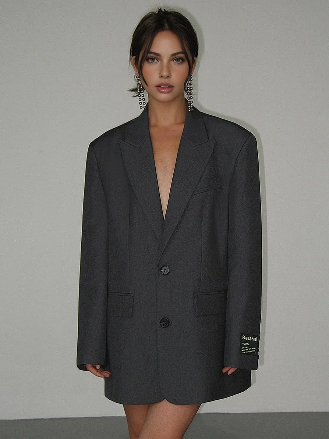 Oversized-style women's blazer with buttons