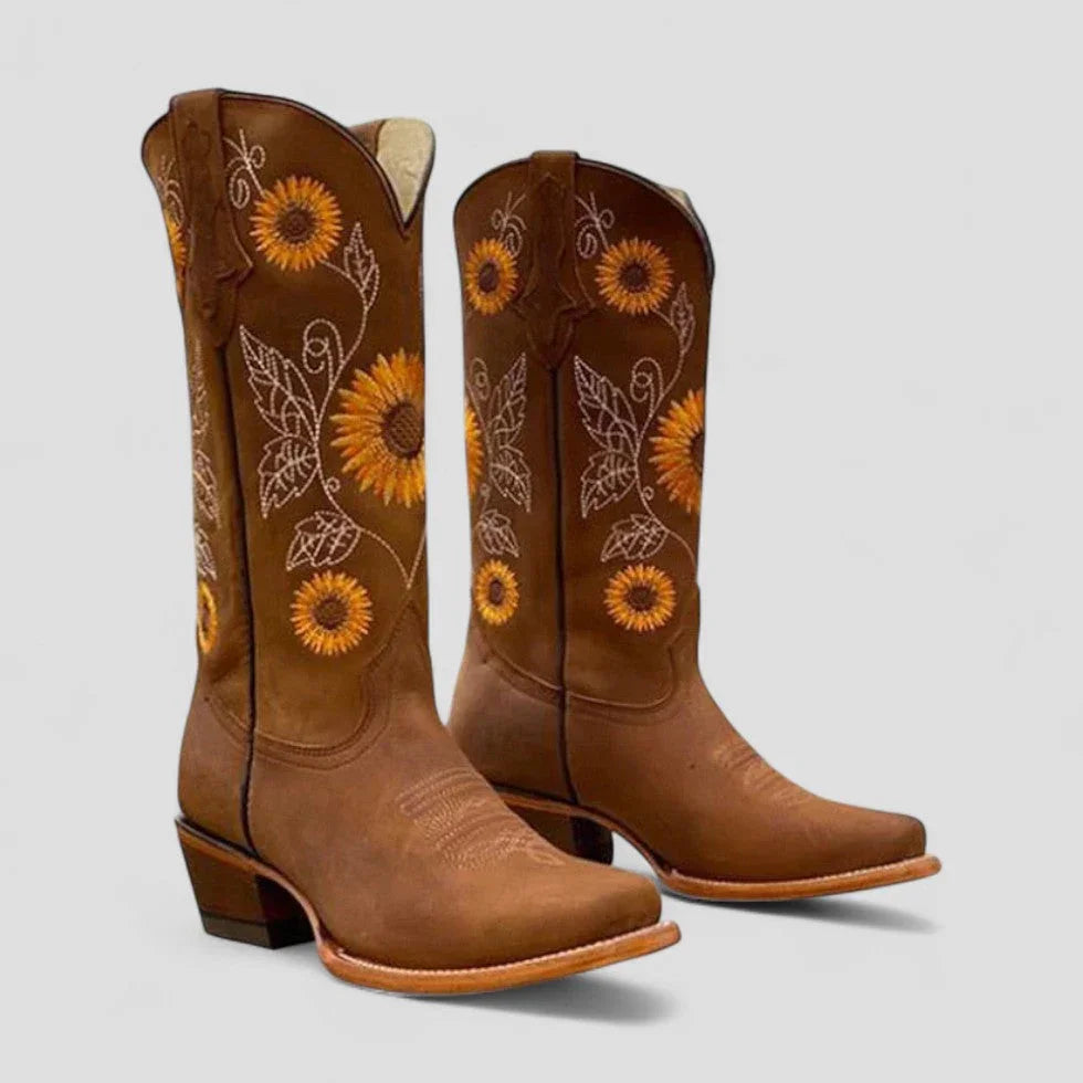 Women's western boots with floral embroidery and low heel