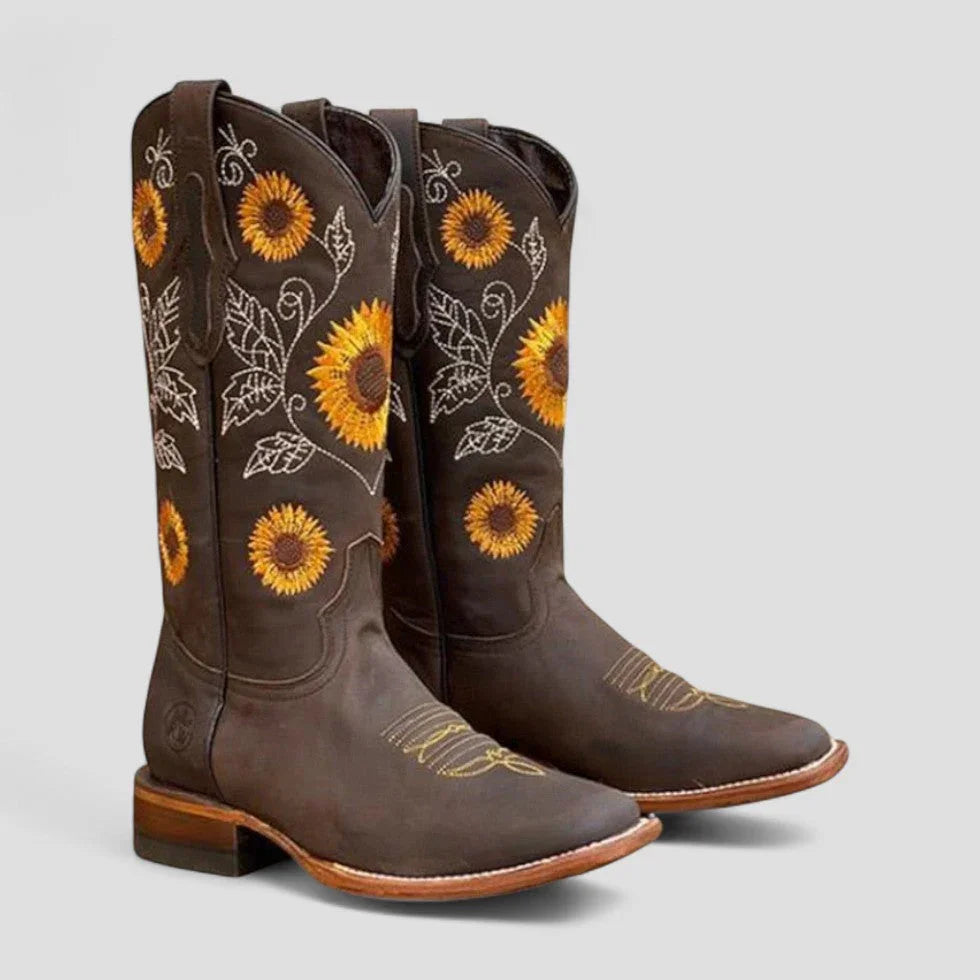 Women's western boots with floral embroidery and low heel