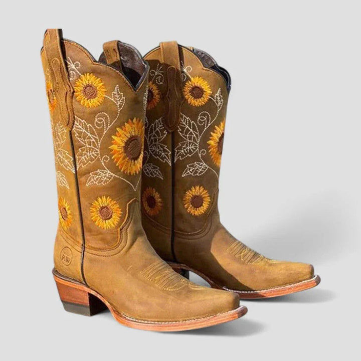 Women's western boots with floral embroidery and low heel