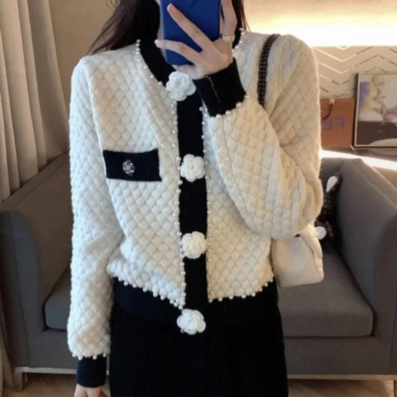 Women's cardigan adorned with pearls and decorative pockets