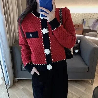 Women's cardigan adorned with pearls and decorative pockets
