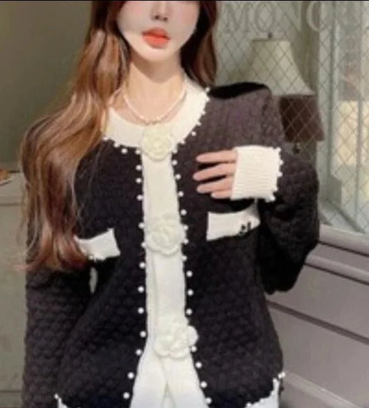 Women's cardigan adorned with pearls and decorative pockets