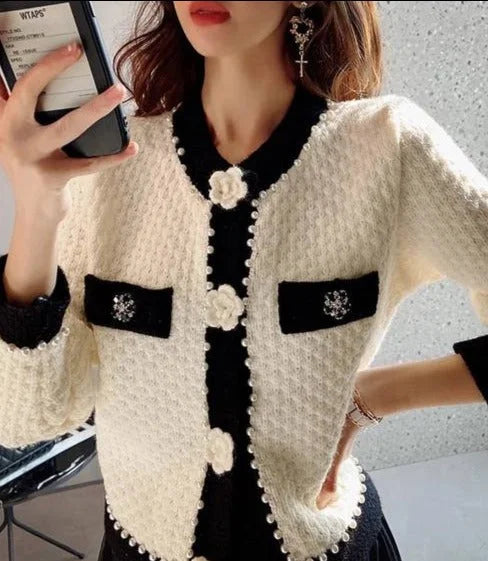 Women's cardigan adorned with pearls and decorative pockets