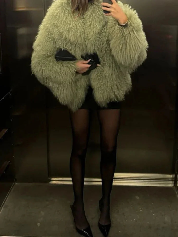 Chic women's coat with soft, enveloping texture