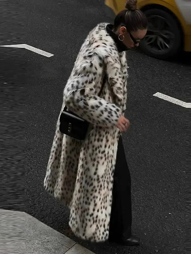 Long leopard-print coat for women, elegant and modern