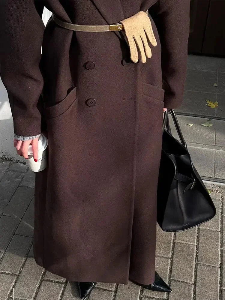 Elegant long women's coat with voluminous sleeves
